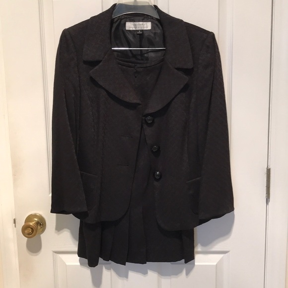 Tahari 2pc suit - Picture 2 of 4